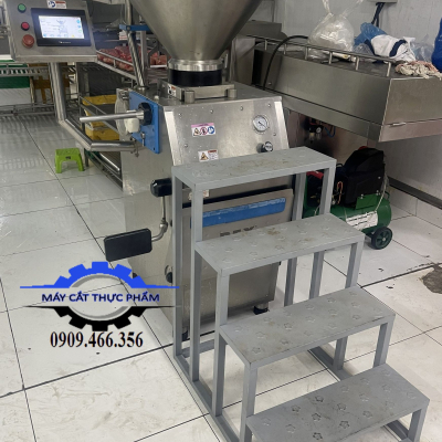 Máy nhồi định lương chả