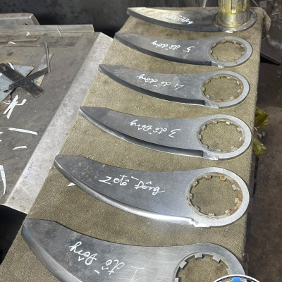 Mài Bộ Dao Xay Giò Chả – Sắc Bén, Chính Xác, Bền Lâu
