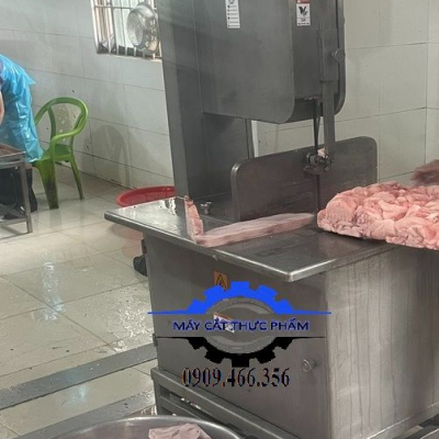BÀN GIAO MÁY CƯA THỊT ĐÔNG, MÁY CƯA XƯƠNG CHO KHÁCH